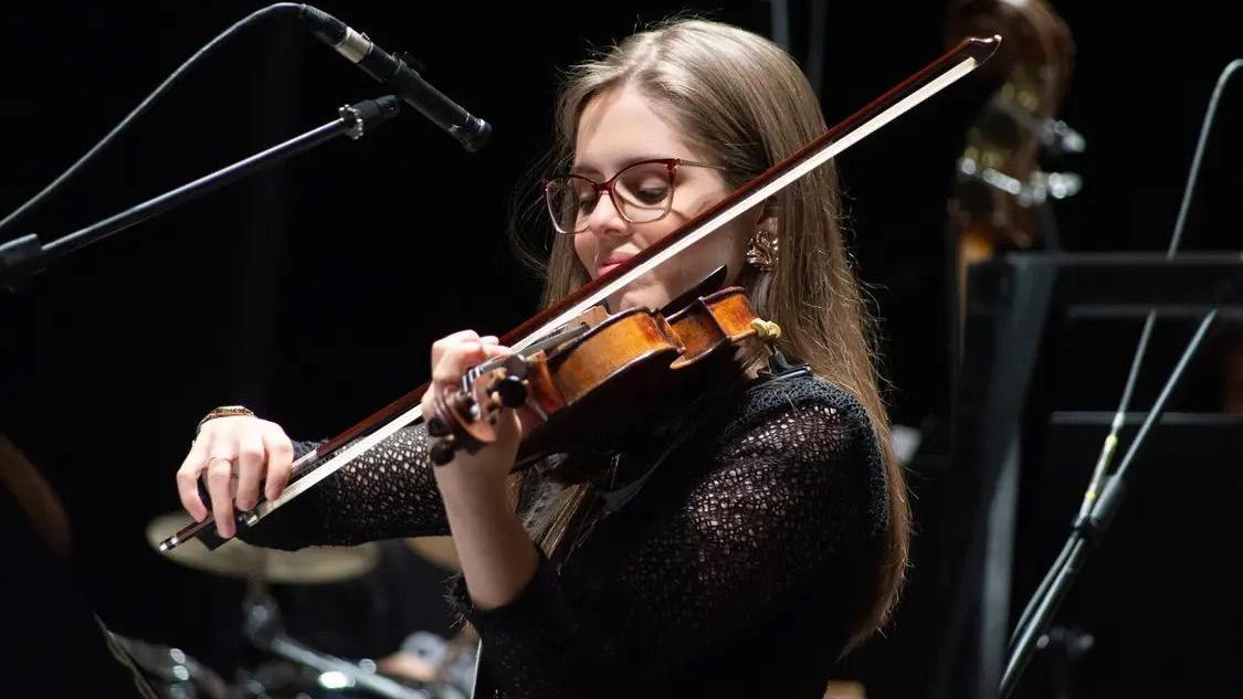 Otielen Santos tocando em orquestra
