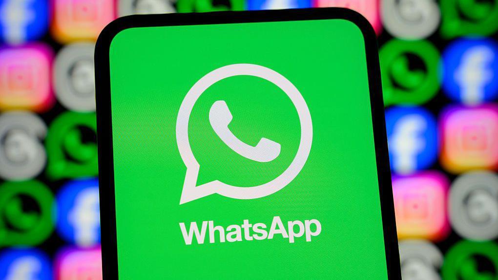 El logotipo de WhatsApp aparece en la pantalla de un teléfono inteligente, junto a los logotipos de las aplicaciones de Meta: Facebook, Instagram y Threads.