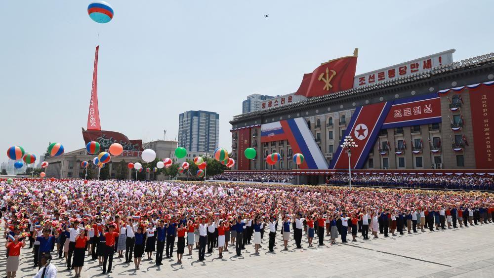 2024년 6월 19일 북한 평양에서 김정은 국무위원장과의 회담을 위해 방문한 블라디미르 푸틴 러시아 대통령을 환영하는 행사에 북한 주민들이 참석하고 있다