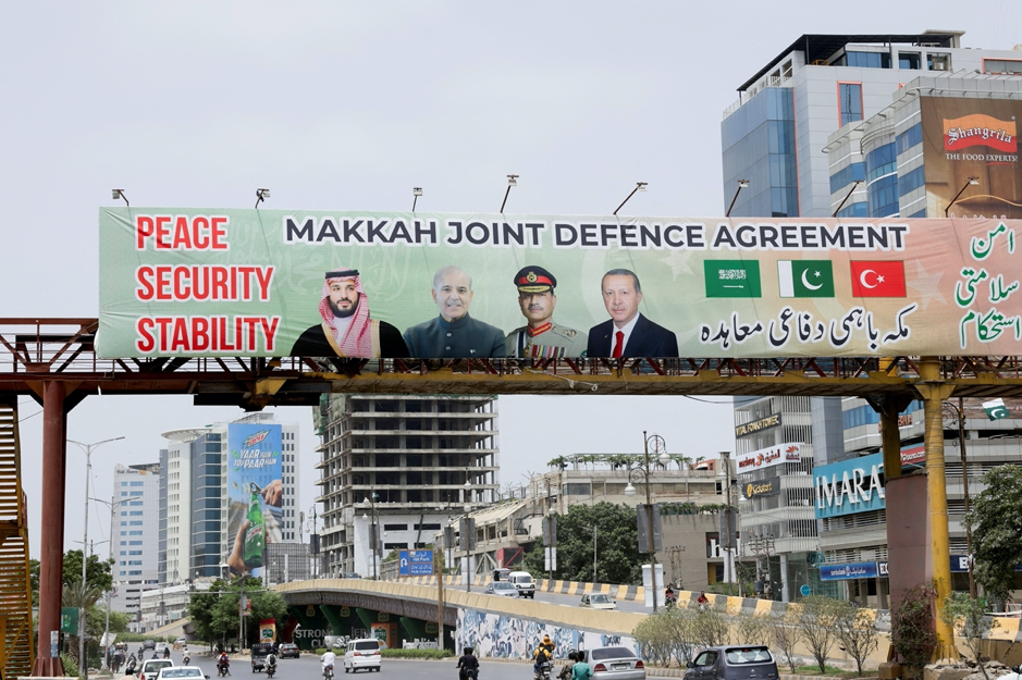 Bilbord u Karačiju koji promoviše savez Turske, Saudijske Arabije i Pakistana