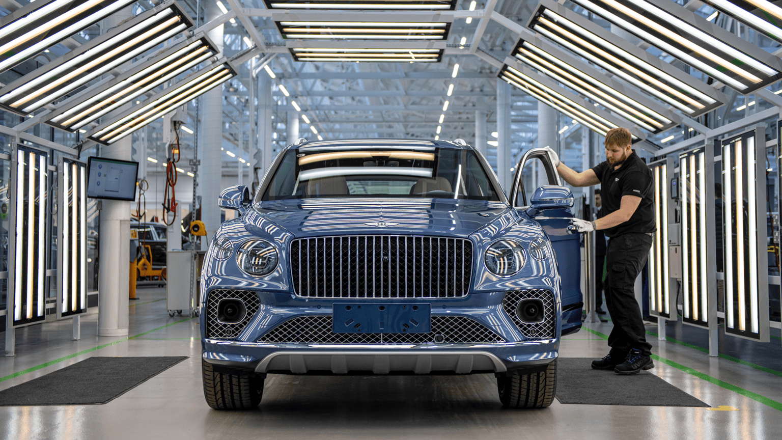 一輛賓利Bentayga休旅車正在英國克魯（Crewe）賓利汽車有限公司（Bentley Motors Ltd.）總部的生產線最終檢查區域內接受檢查

