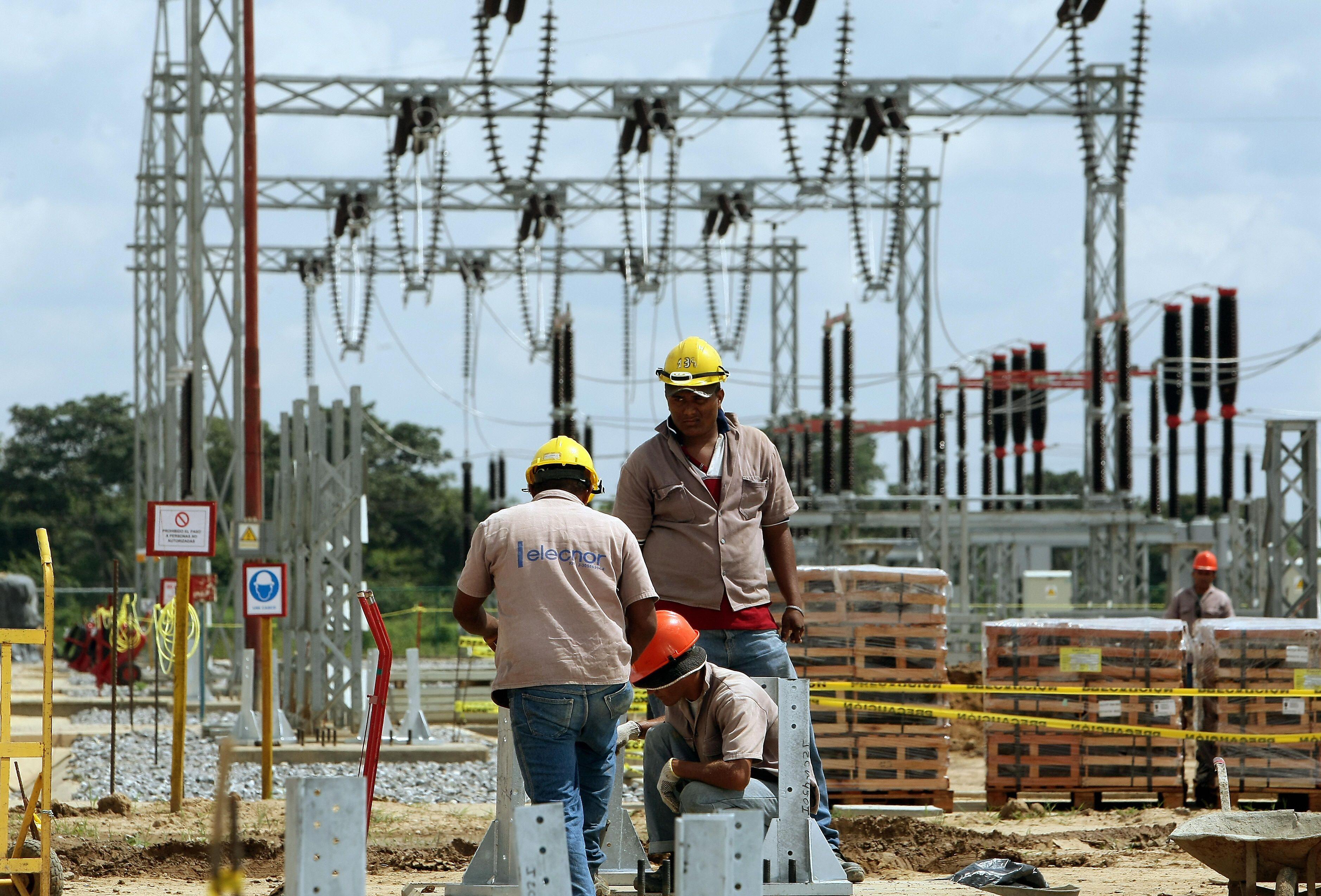 Empleados de la compañía eléctrica nacional de Venezuela aparecen en una fotografía dentro de una central eléctrica en San Fernando de Apure.