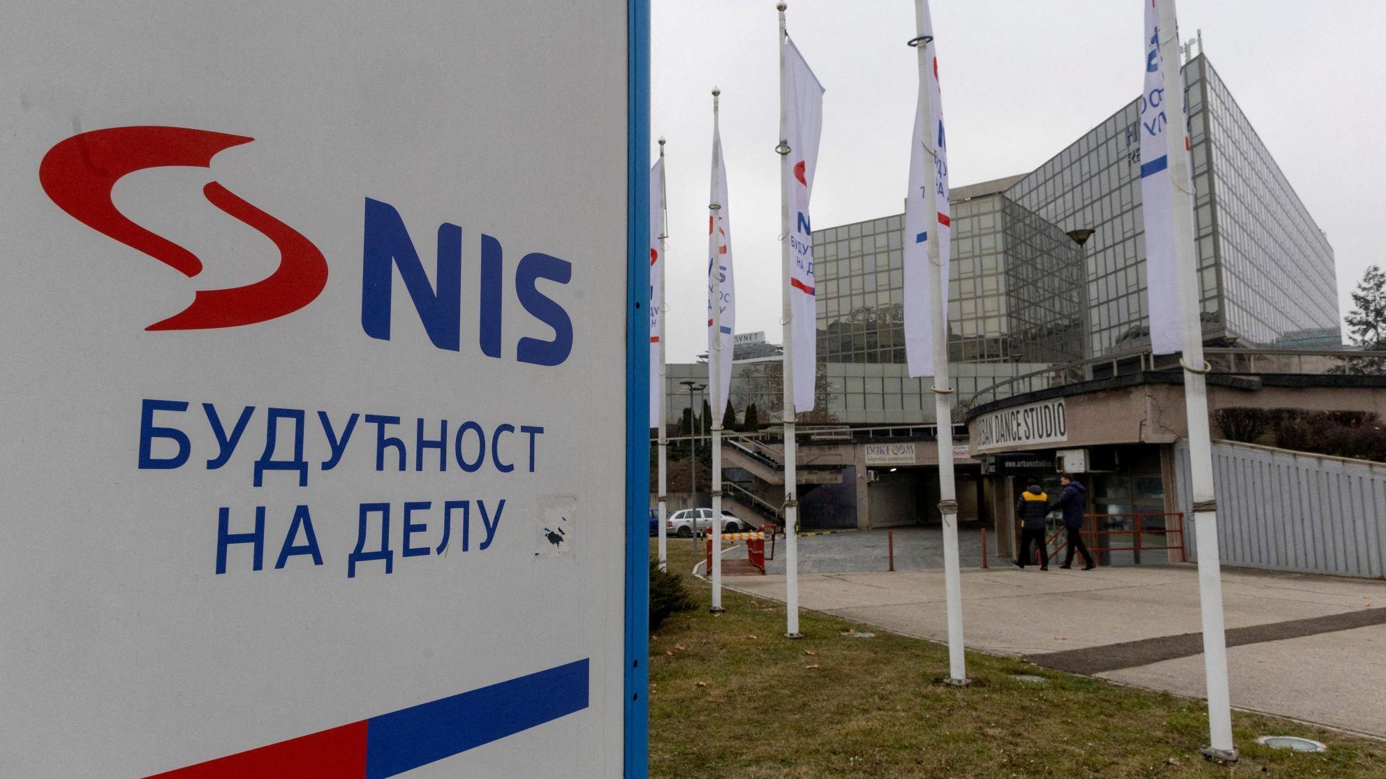 Znak Naftne industrije Srbije ispred zgrade sedišta kompanije u Novom Sadu