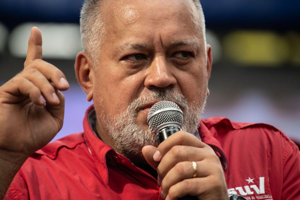 Diosdado Cabello de camisa vermelha, falando ao microfone