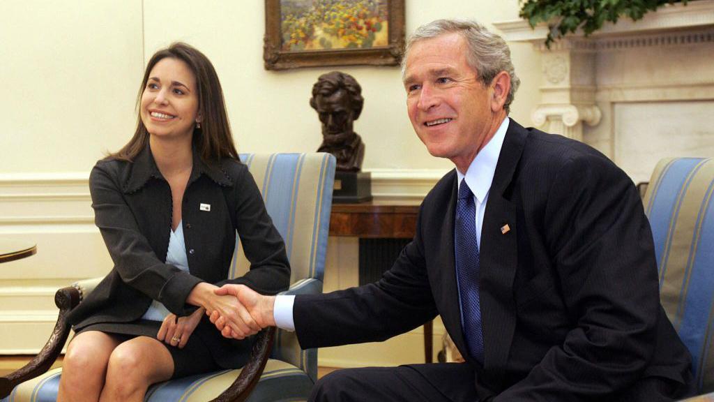 María Corina Machado com George W. Bush em uma foto de 2005.