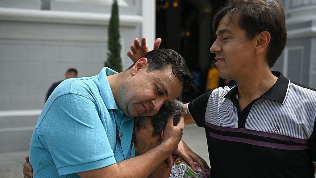 Javier Tarazona (izquierda) junto a su madre y hermano tras ser excarcelado.