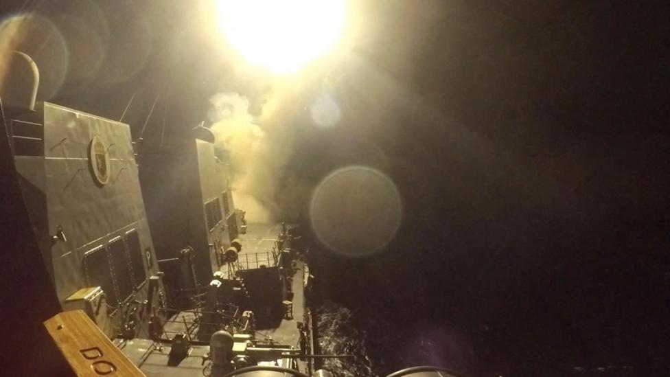 El lanzamiento de un misil desde un barco de guerra de EE.UU. diparado durante la noche