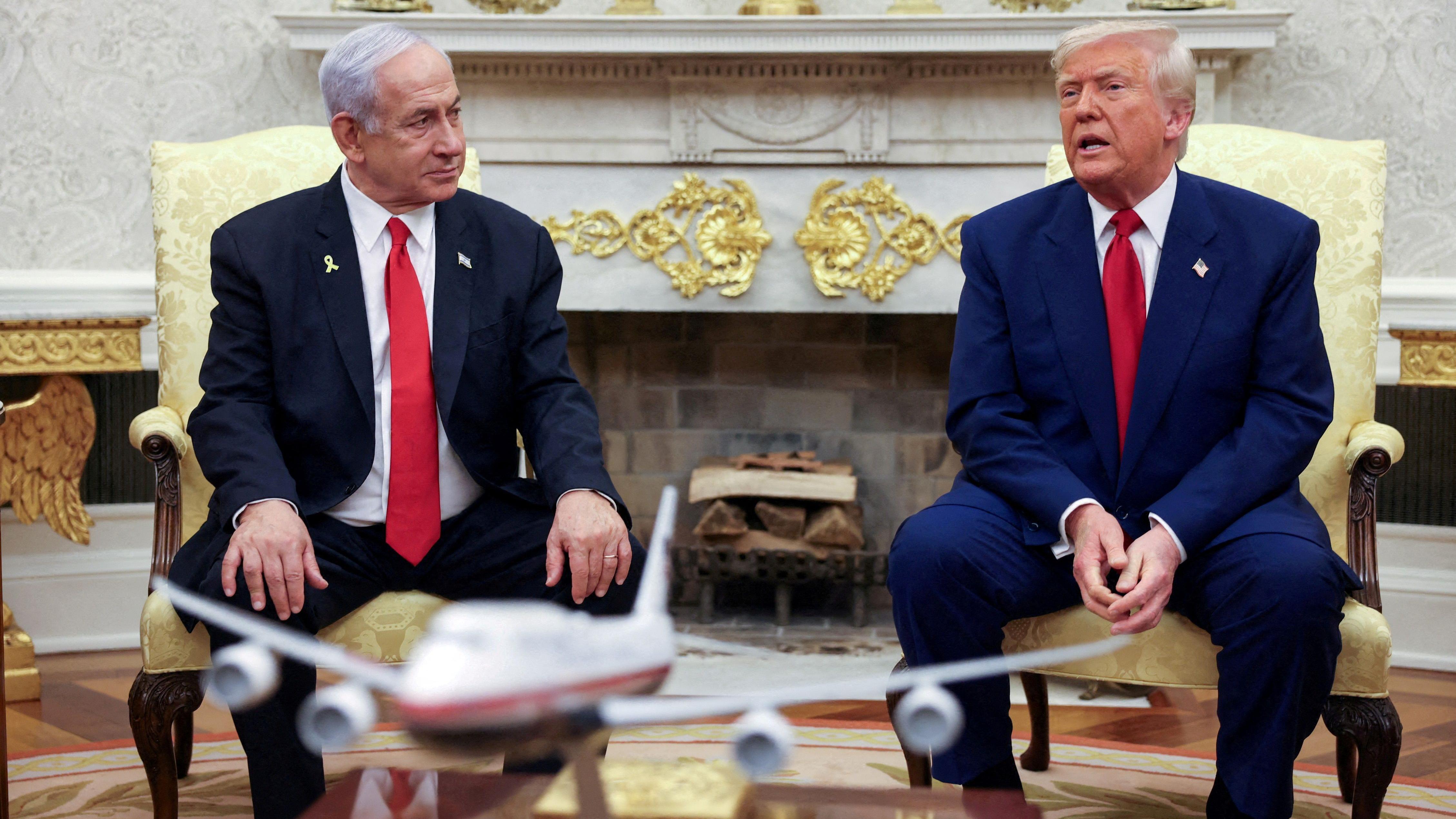 Donald Trump e o primeiro-ministro israelense, Benjamin Netanyahu, sentados na Casa Branca
