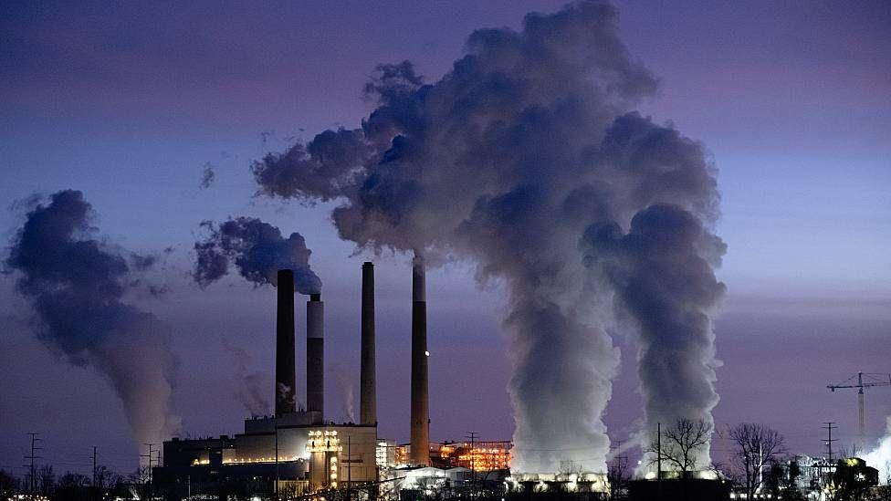 Columnas de humo saliendo de una planta generadora de electricidad a carbón en Kentucky, en Estados Unidos.