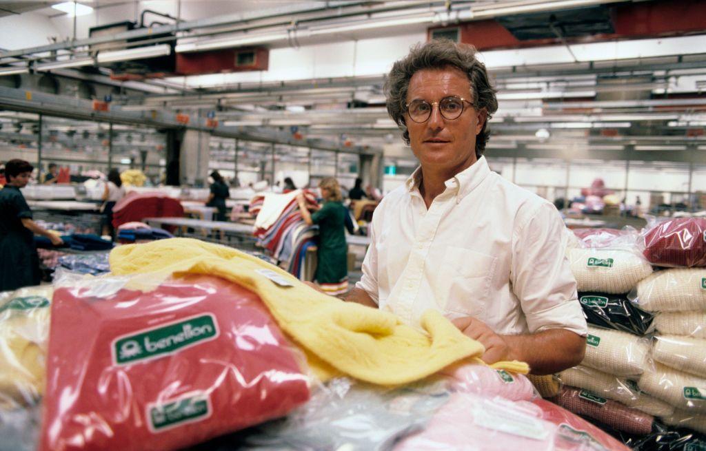 Luciano en la fábrica con rodeado de suéters