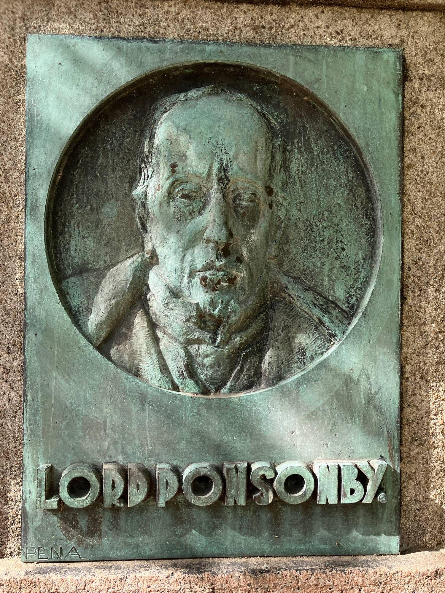 Primer plano del monumento a Lord Ponsonby en Montevideo.