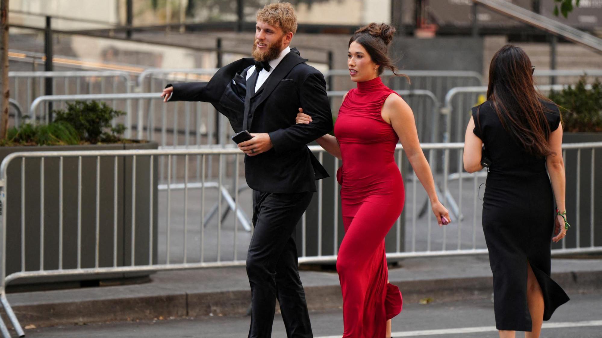 O jogador do Seattle Seahawks Cooper Kupp e sua esposa, Anna Marie Kupp, caminham de bra&ccedil;os dados ao chegarem ao Madison Square Garden.