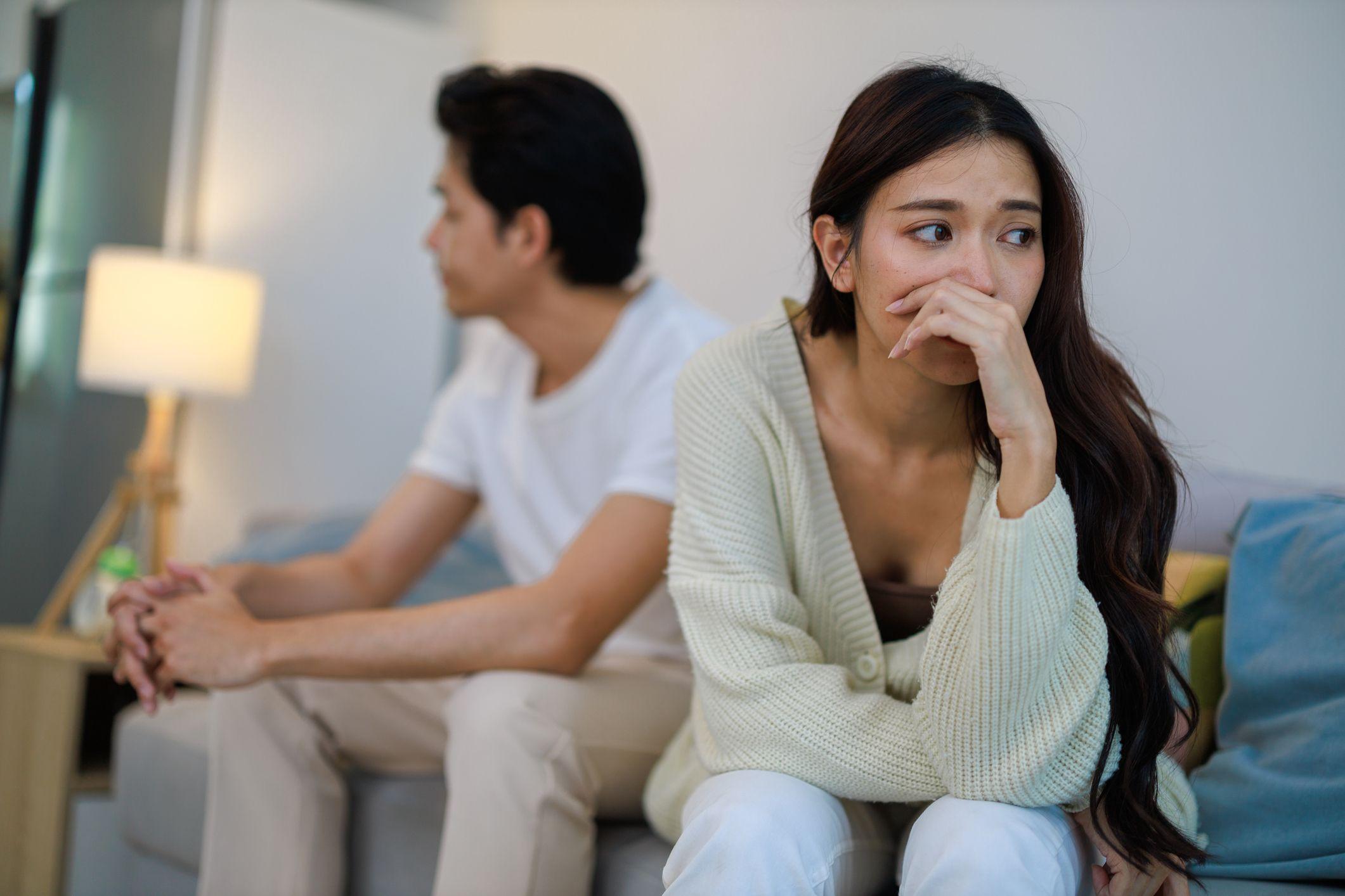 Una pareja se muestra en una situación incómoda, tras una discusión.