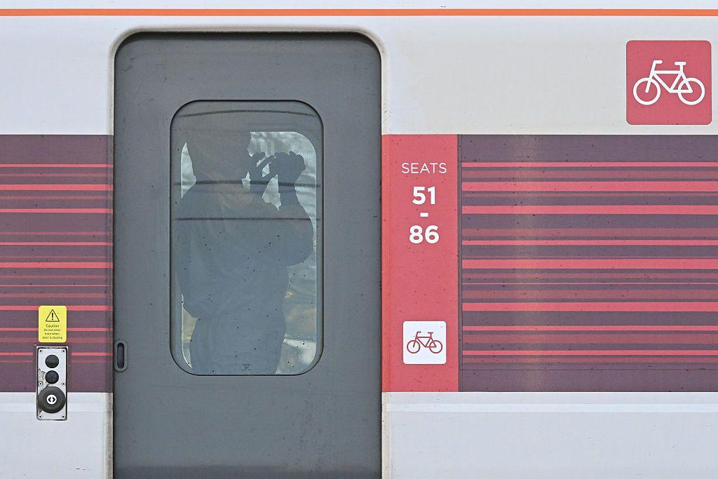 Un investigador dentro de uno de los vagones del tren atacado