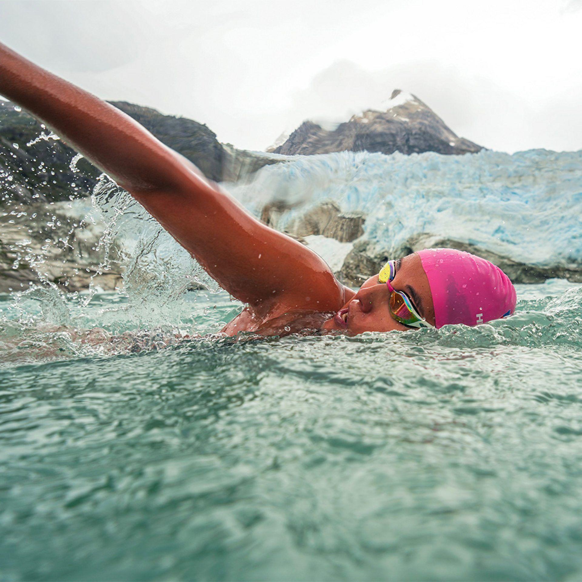 Bárbara Hernández Huerta nadando en aguas heladas
