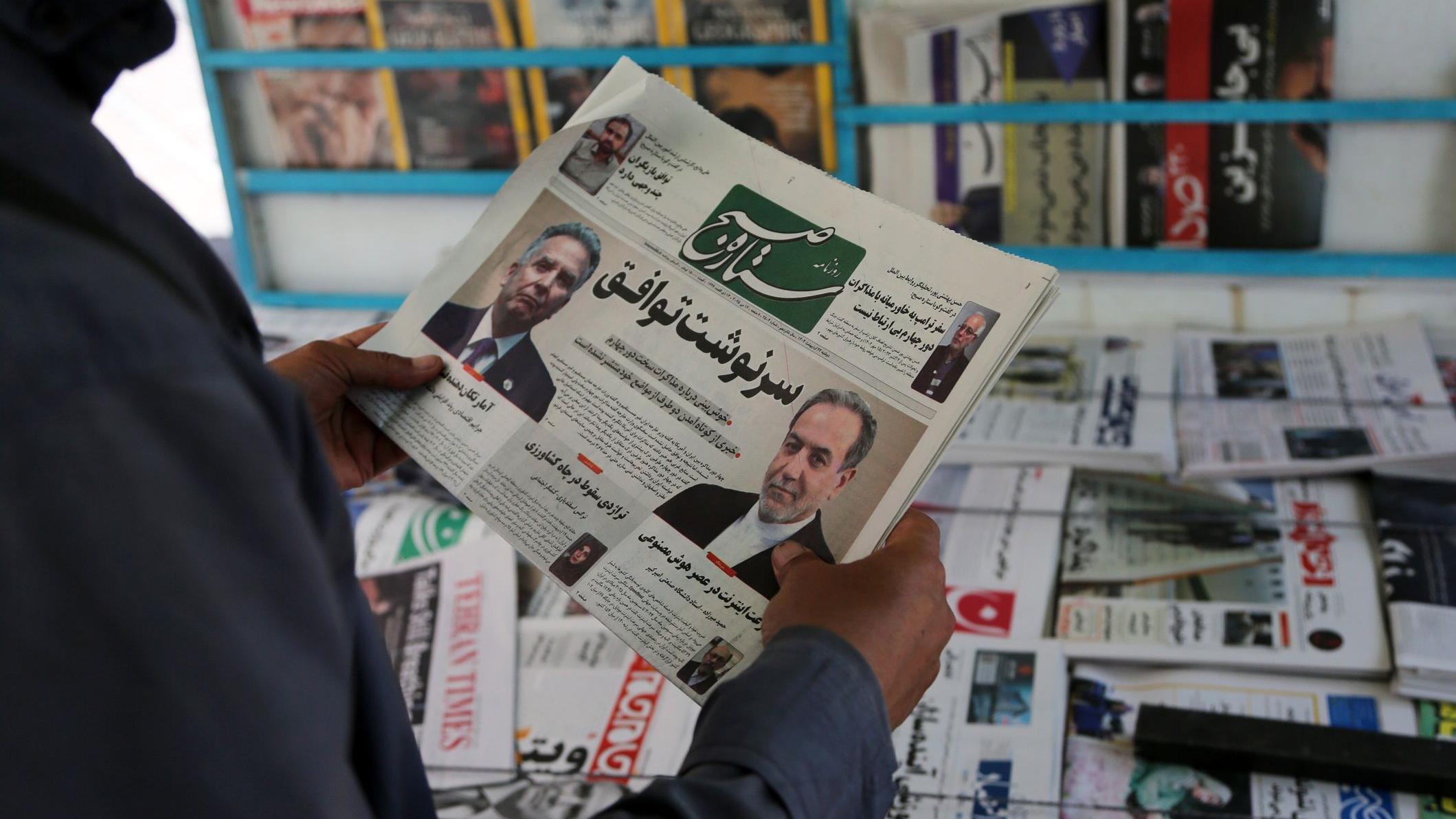  تصدّرت أخبار المفاوضات عناوين الصحف الإيرانية في طهران، عاصمة إيران، في 12 مايو/أيار 2025. وقد عُقدت الجولة الرابعة من المحادثات بين إيران والولايات المتحدة أمس في مسقط، عاصمة سلطنة عُمان. )