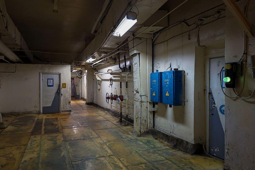 Corredor no lado interno da usina nuclear de Chernobyl