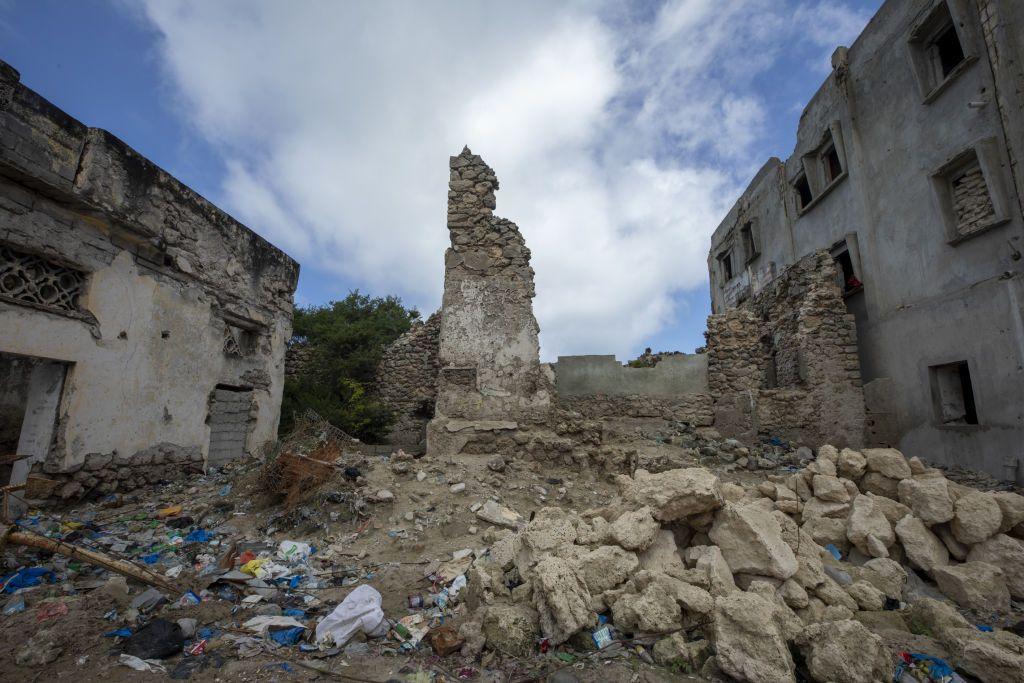 صورة لآثار مبنى مدمر في العاصمة الصومالية مقديشو.