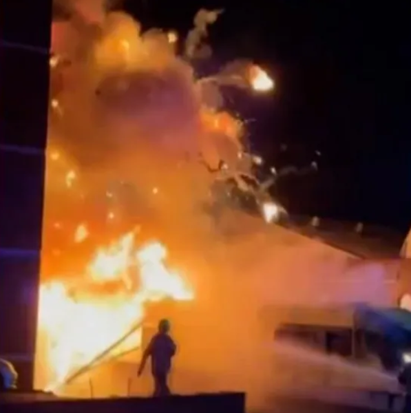 إحراق أربع سيارات إسعاف بلندن في جريمة يُشتبه بأنها معادية للسامية