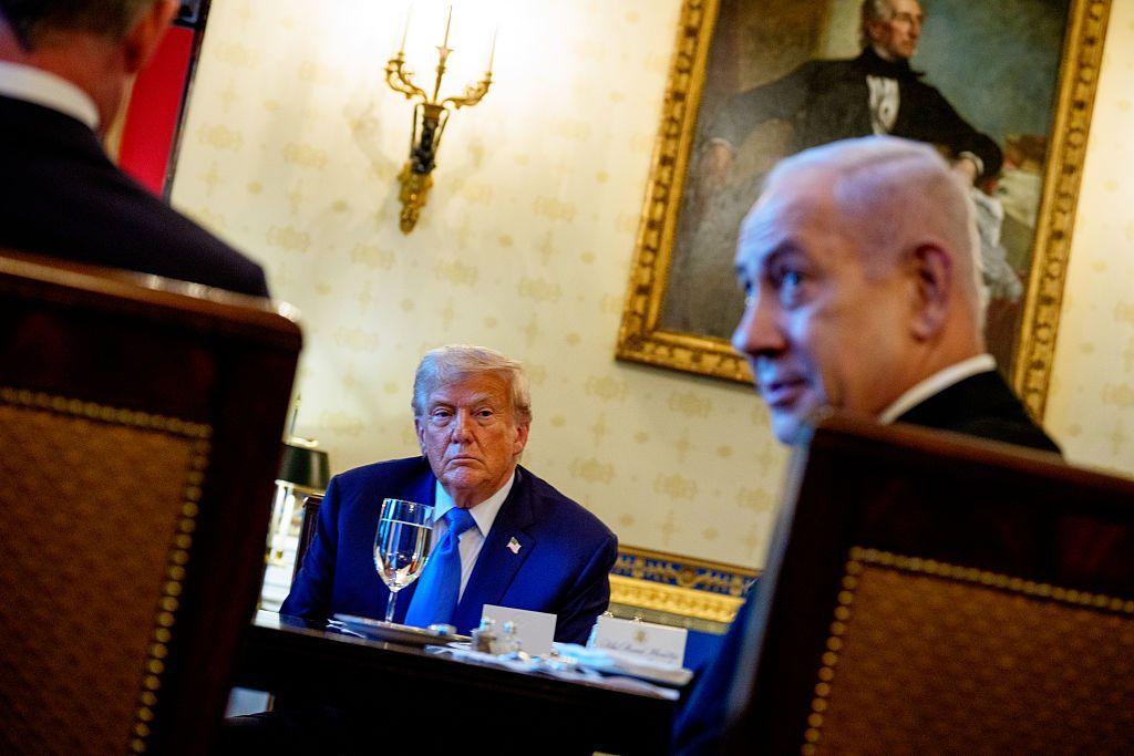 El primer ministro israelí, Benjamin Netanyahu, junto al presidente de Estados Unidos, Donald Trump habla durante una cena en la Casa Blanca el 7 de julio de 2025 en Washington, D.C.