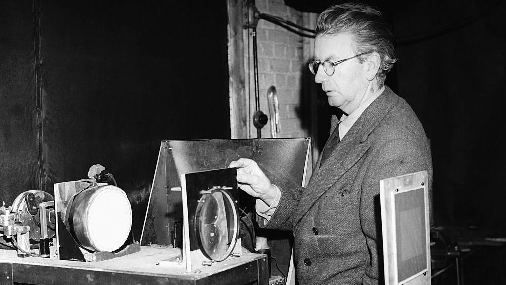 John Logie Baird junto a sus inventos