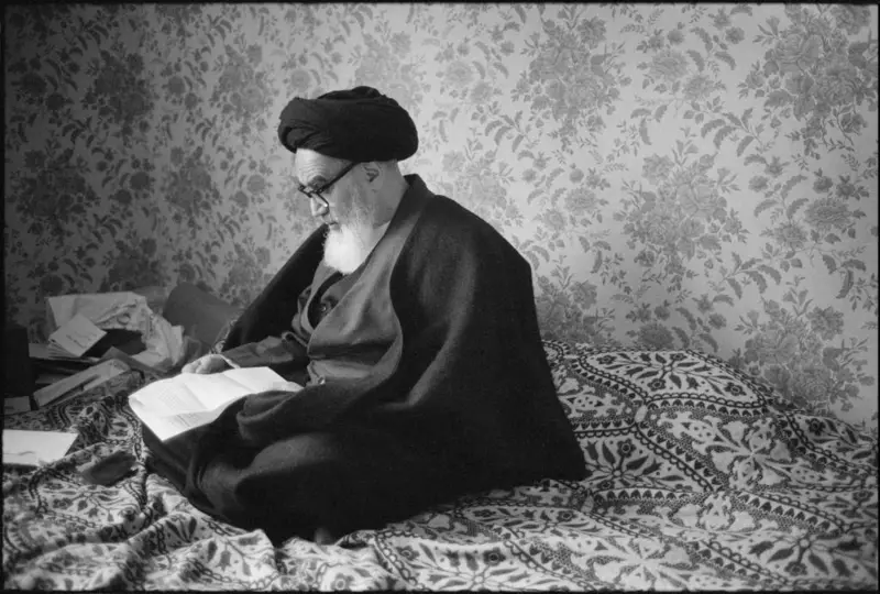 خمینی کو سپریم لیڈر کا عہدہ دیا گیا اور انھوں نے اسلامی قوانین کے مطابق ایران پر حکومت کرنا شروع کی۔