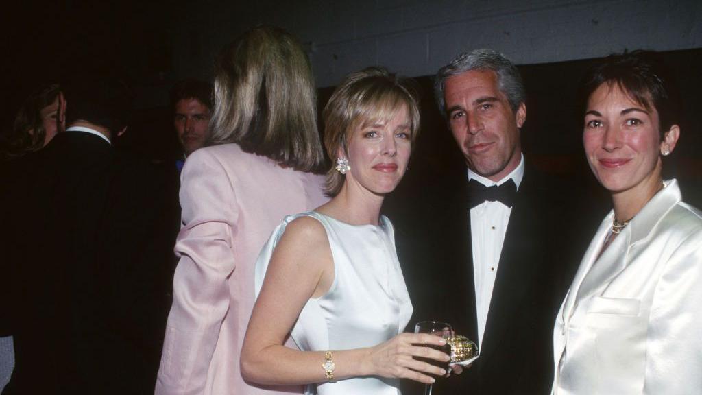 Maxwell junto a Epstein en un evento social.