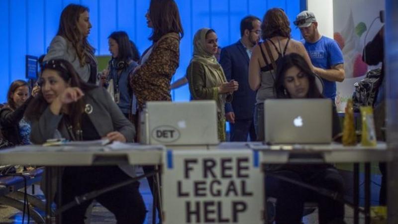 لماذا منع ترامب مواطني 12 دولة من السفر إلى الولايات المتحدة؟ 2 خدمات قانونية