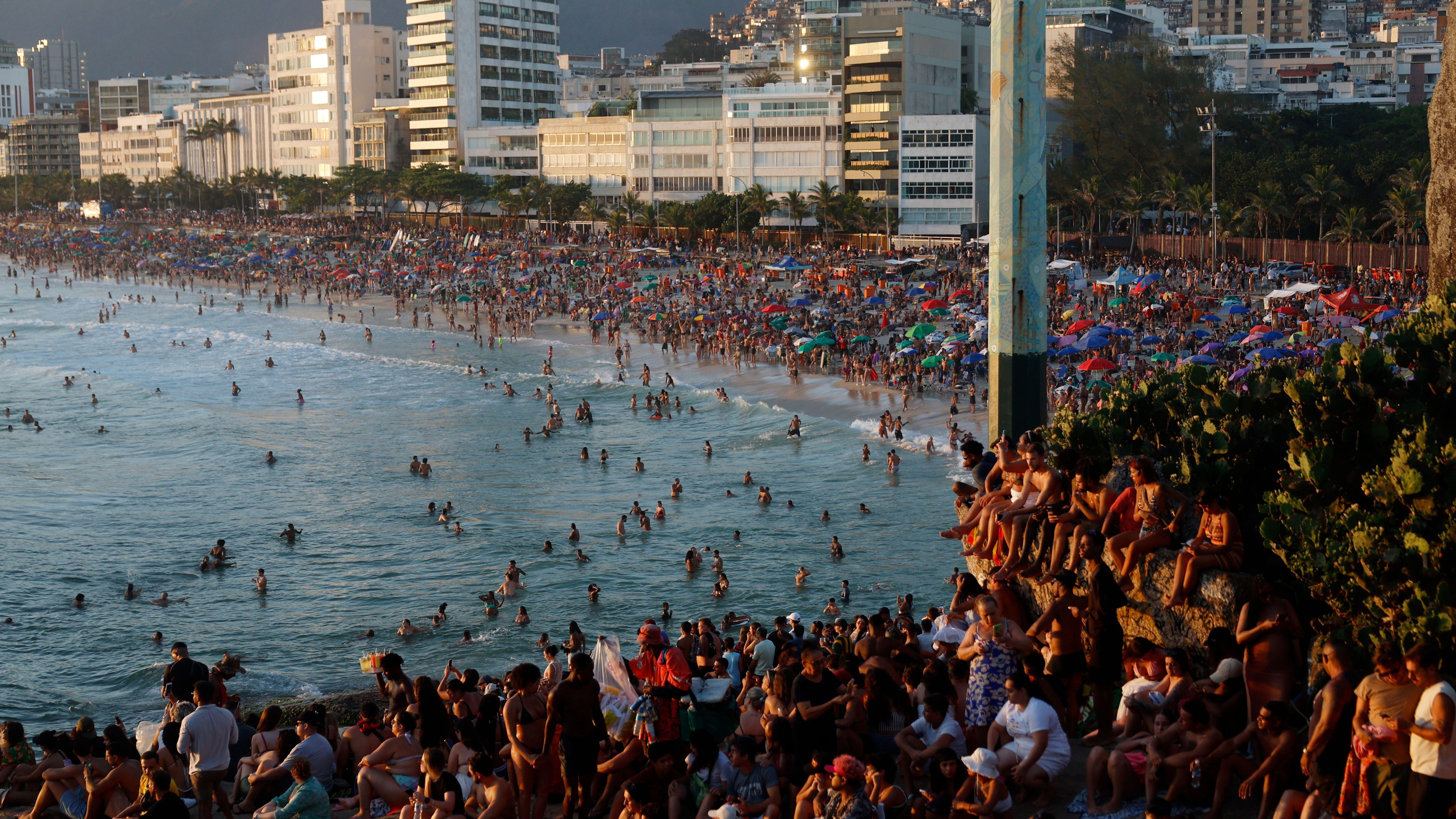 Milhares de pessoas em praia no Rio de Janeiro