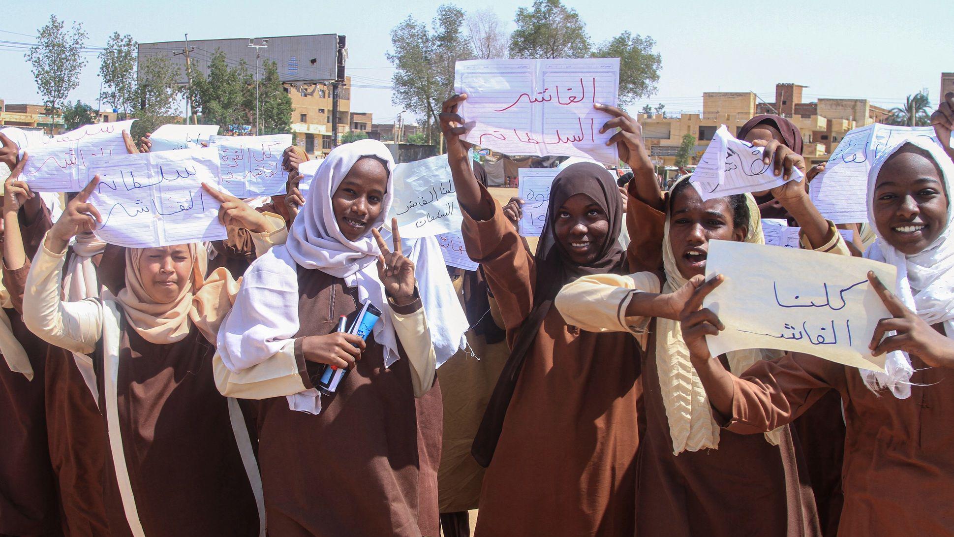 طالبات سودانيات من مدارس منطقة شرق النيل بالعاصمة، يحملن لافتات خلال احتجاج على "انتهاكات" قوات الدعم السريع ضد أهالي الفاشر، في الخرطوم، في 3 نوفمبر/تشرين الثاني 2025.