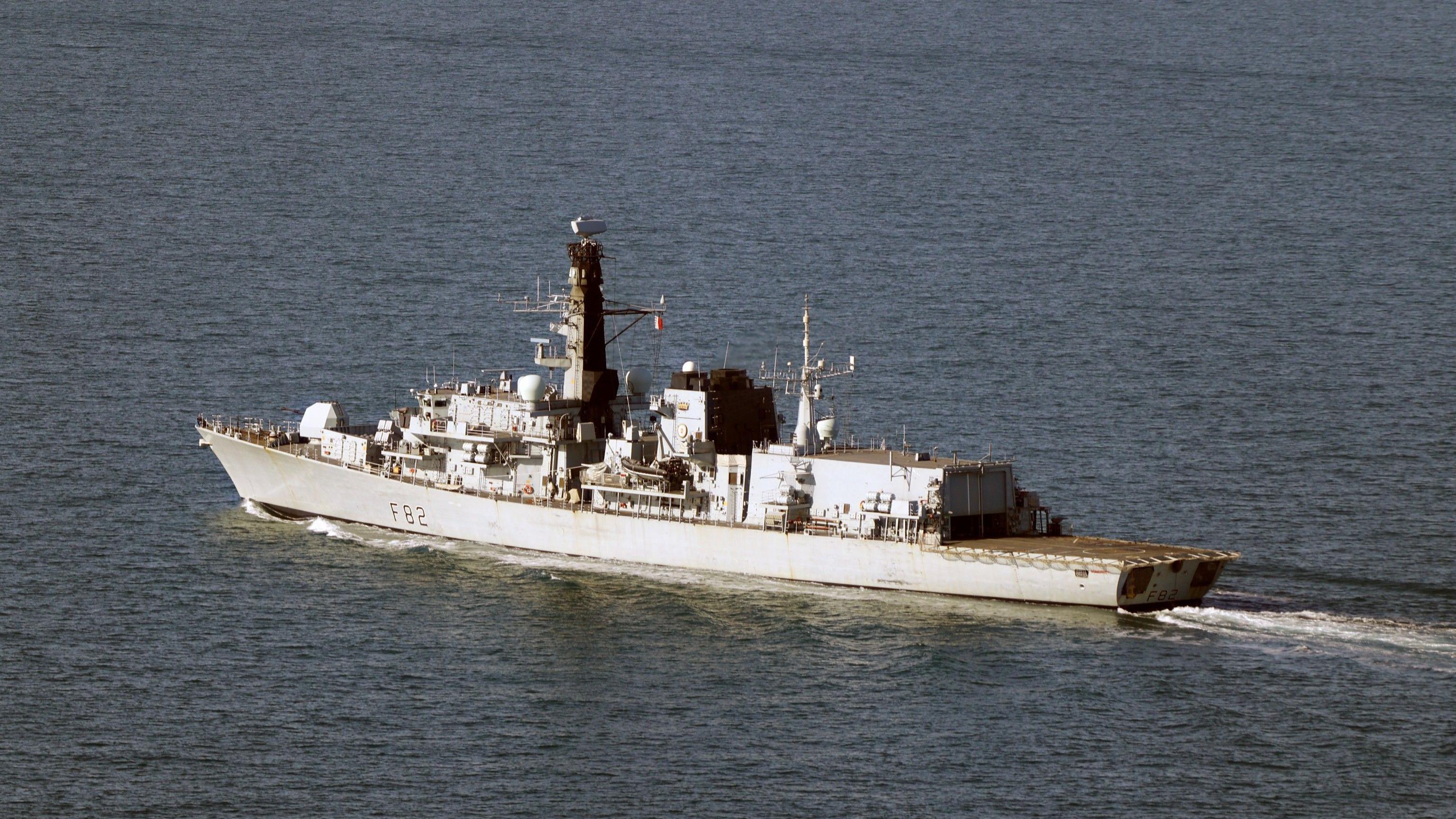 Foto de la fragata británica HMS Somerset en el mar.