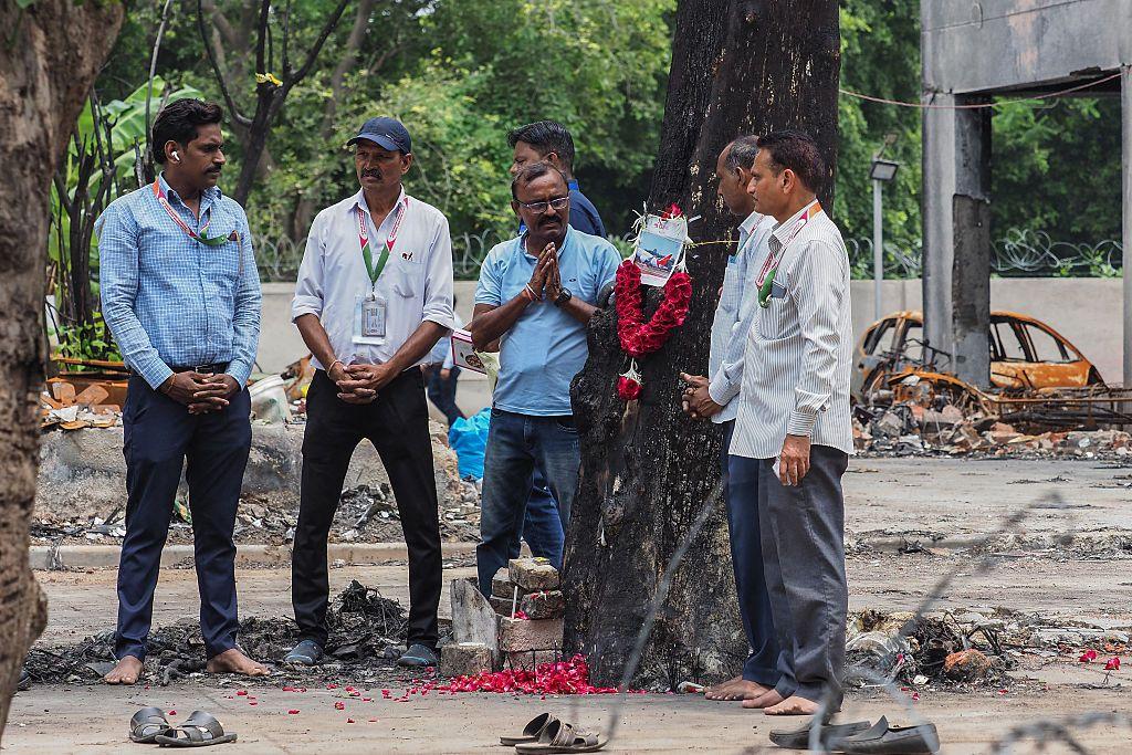 Un grupo de empleados de Air India ofrece un tributo floral a las víctimas del accidente del vuelo 171.
