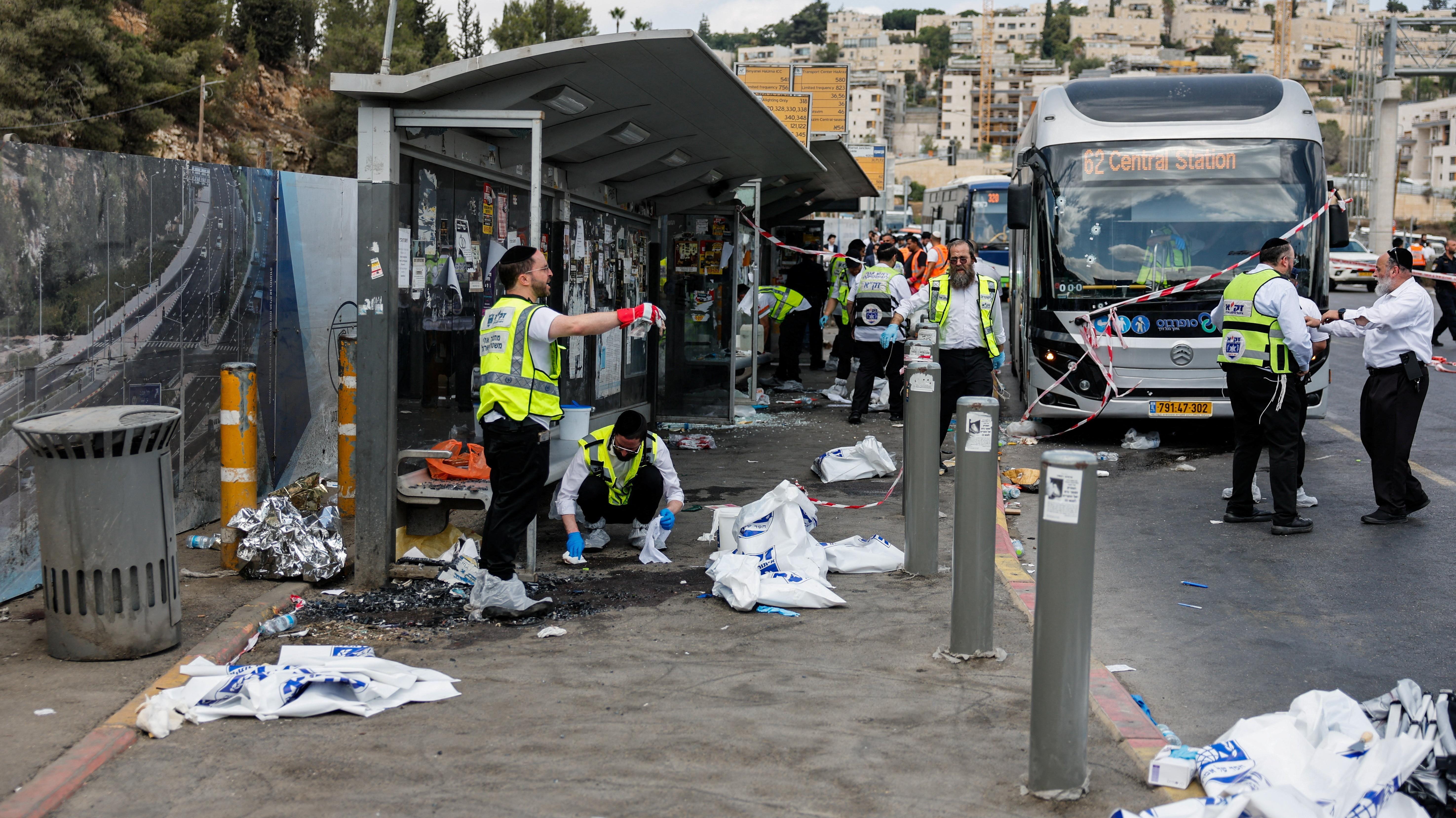 صورة تظهر آثار الهجوم الذي استهدف موقف حافلات في مدينة القدس (8 سبتمبر/أيلول 2025)