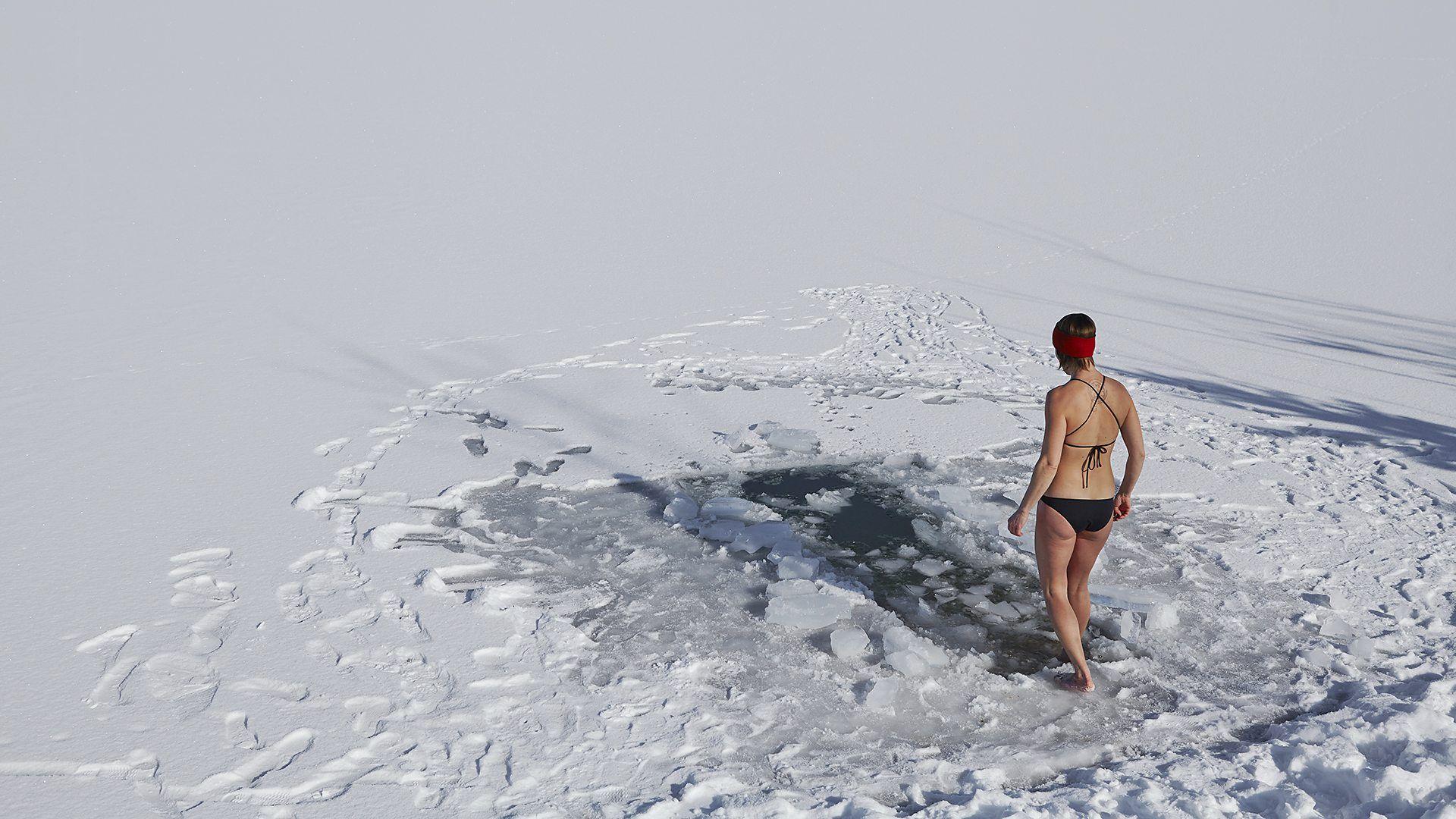 žena na ledenom jezeru 