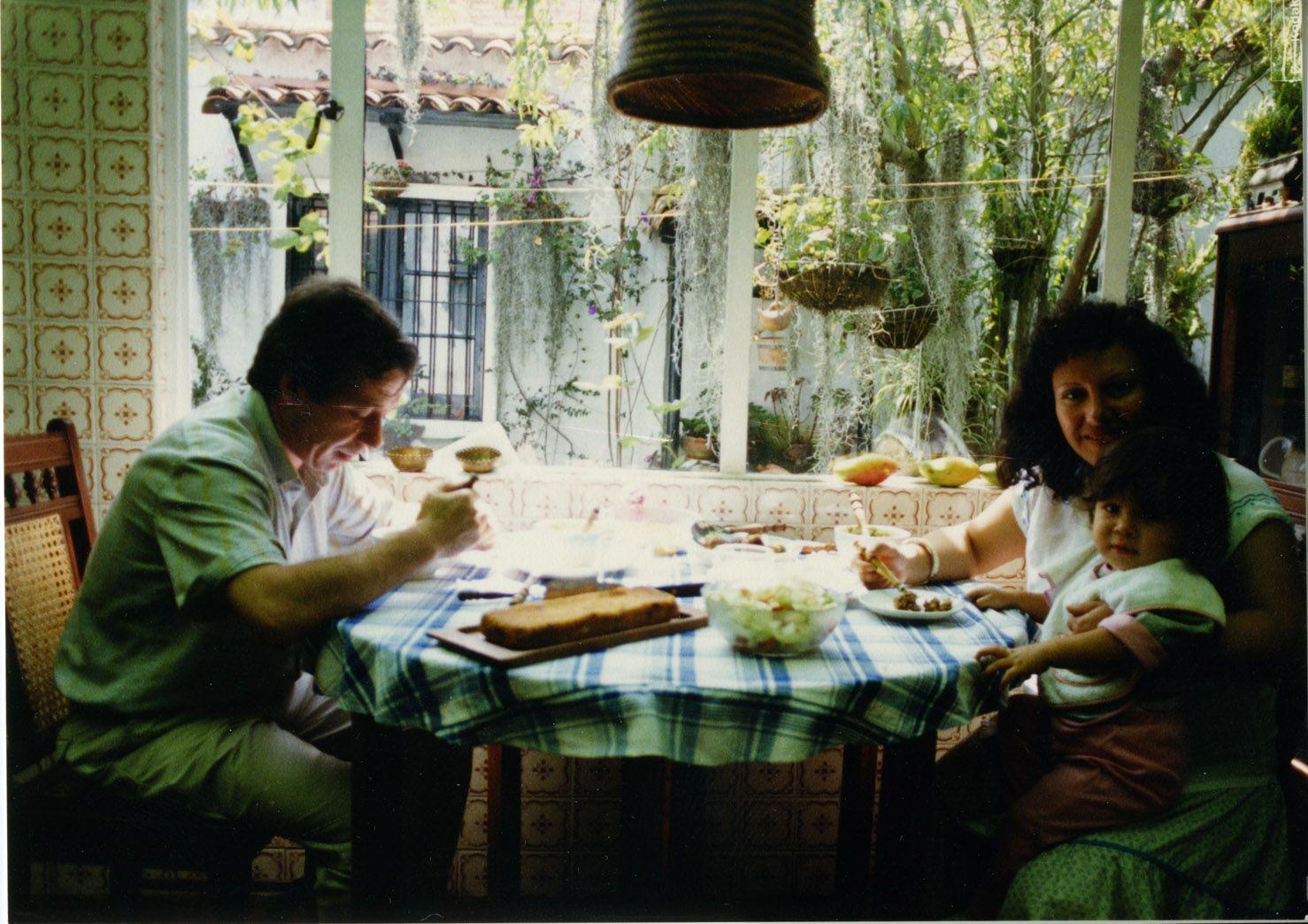 Jenifer de la Rosa, bebé, junto a sus padres adoptivos.