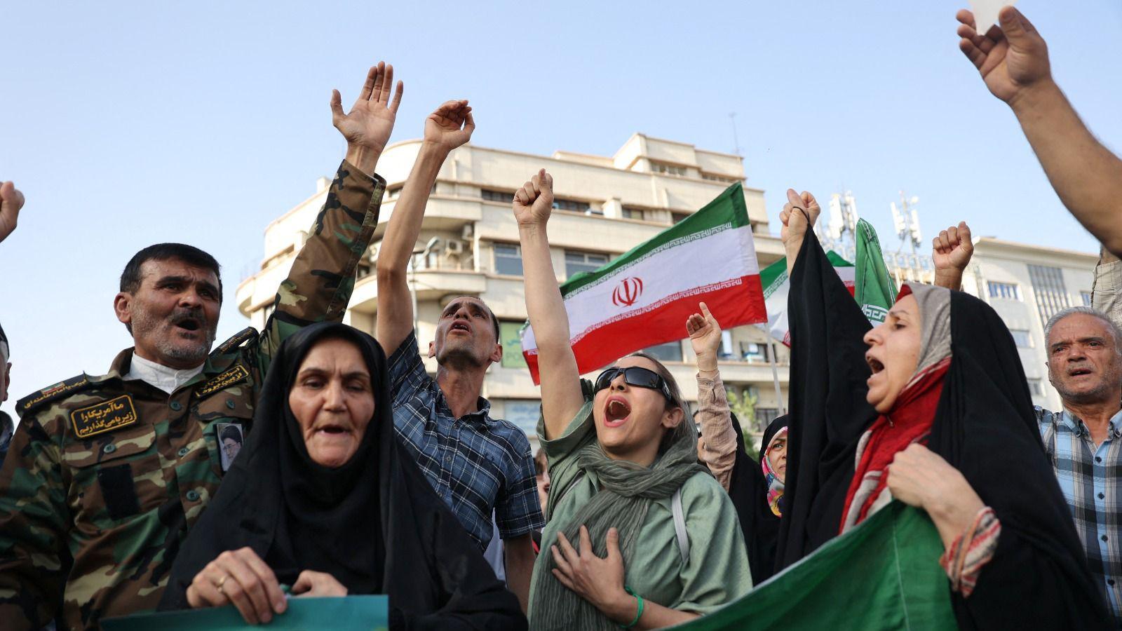 Pessoas participam de protesto em Teerã após bombardeios dos EUA