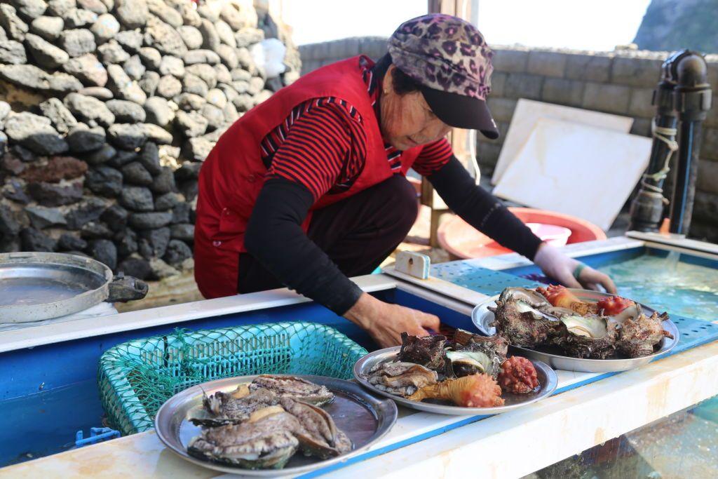 Haenyeo en un puesto de mercado
