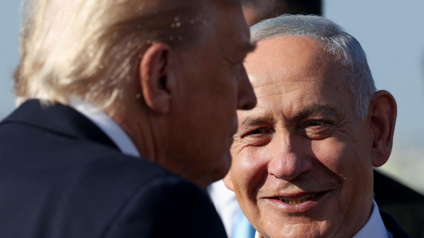 O primeiro-ministro israelense Benjamin Netanyahu fala com o presidente Donald Trump durante passagem do americano por Israel.