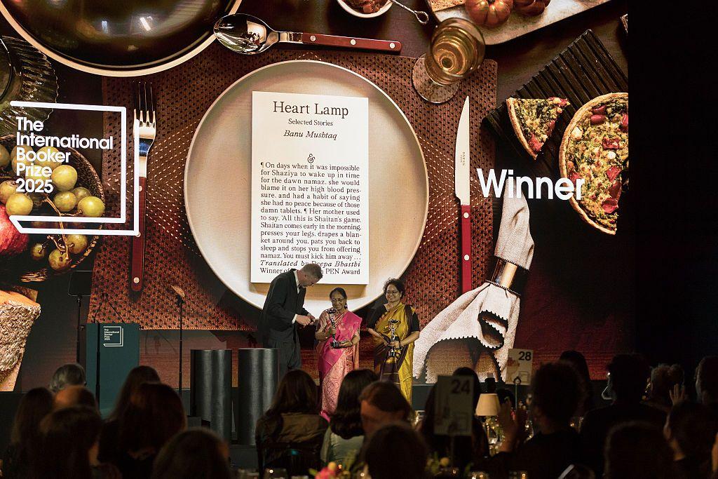 As vencedoras do Booker Prize de 2025, Banu Mushtaq e Deepa Bhasthi, autora e tradutora de Heart Lamp, durante a cerim&ocirc;nia de premia&ccedil;&atilde;o em Londres