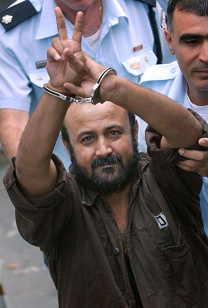 Marwan Barghuti, líder do movimento Fatah de Yasser Arafat na Cisjordânia, é escoltado por policiais israelenses