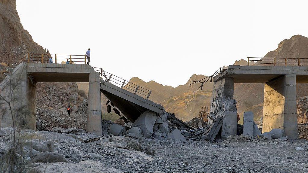 Se observa un puente gravemente dañado por un ataque estadounidense en la carretera que conecta Roudan y Bandar Abbas, en el sur de Irán, el 18 de julio de 2026. 