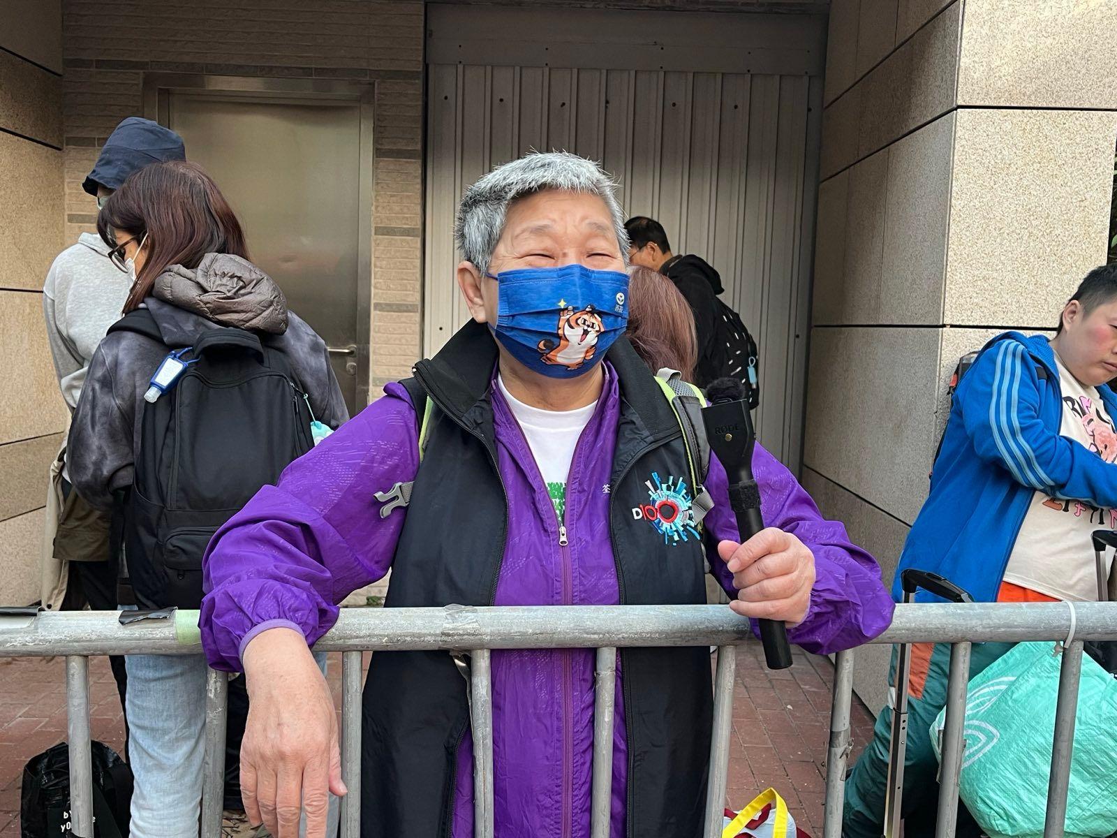 排在隊伍首位的「姨婆」於上周五、即三日前已開始在法庭外排隊輪候，她一白短髮，戴著口罩受訪。