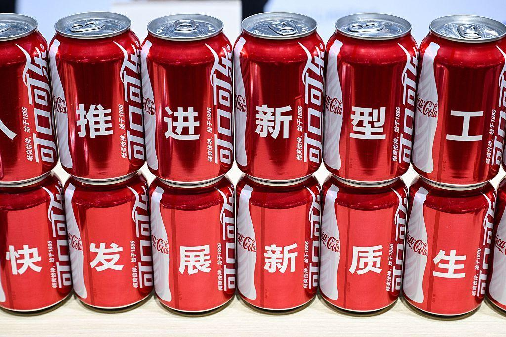 Varias latas de Coca Cola una encima de otra