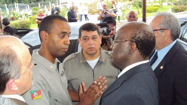 Dagoberto da Costa (E) recebe o então presidente do Supremo Tribunal Federal, Joaquim Barbosa, no Presídio Central de Porto Alegre em março de 2014.  