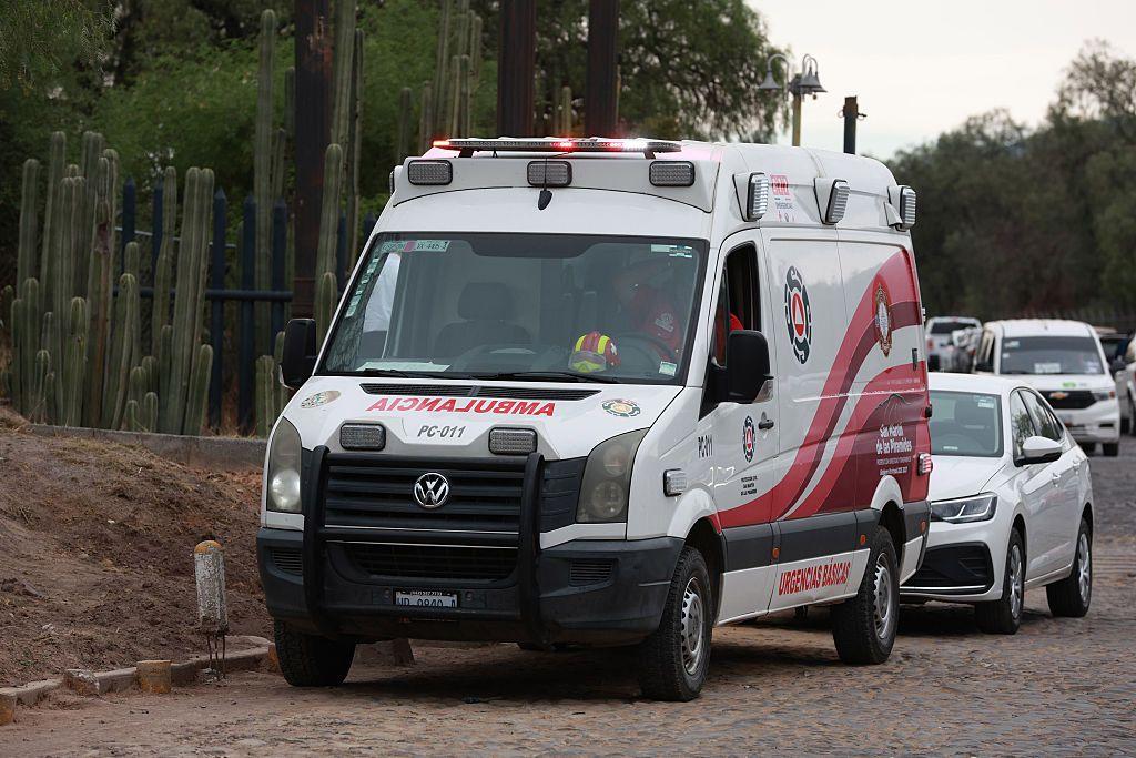 Ambulancias en las inmediaciones del sitio arqueológico de Teotihuacán.