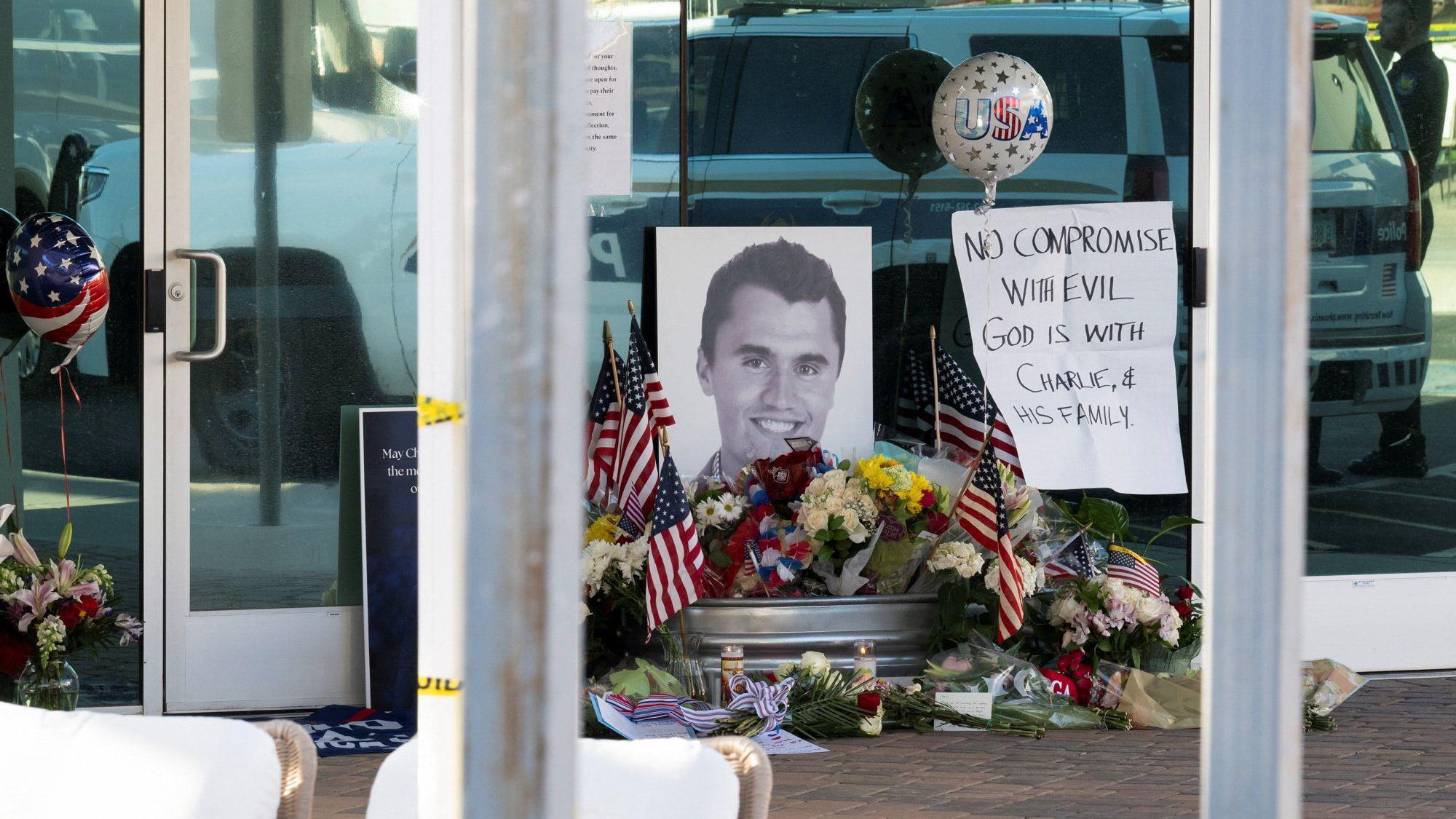 Un homenaje a Charlie Kirk, quien fue asesinado a tiros en Utah, en la sede de Turning Point USA en Phoenix, Arizona, EE. UU., el 10 de septiembre de 2025. REUTERS/Caitlin O'Hara