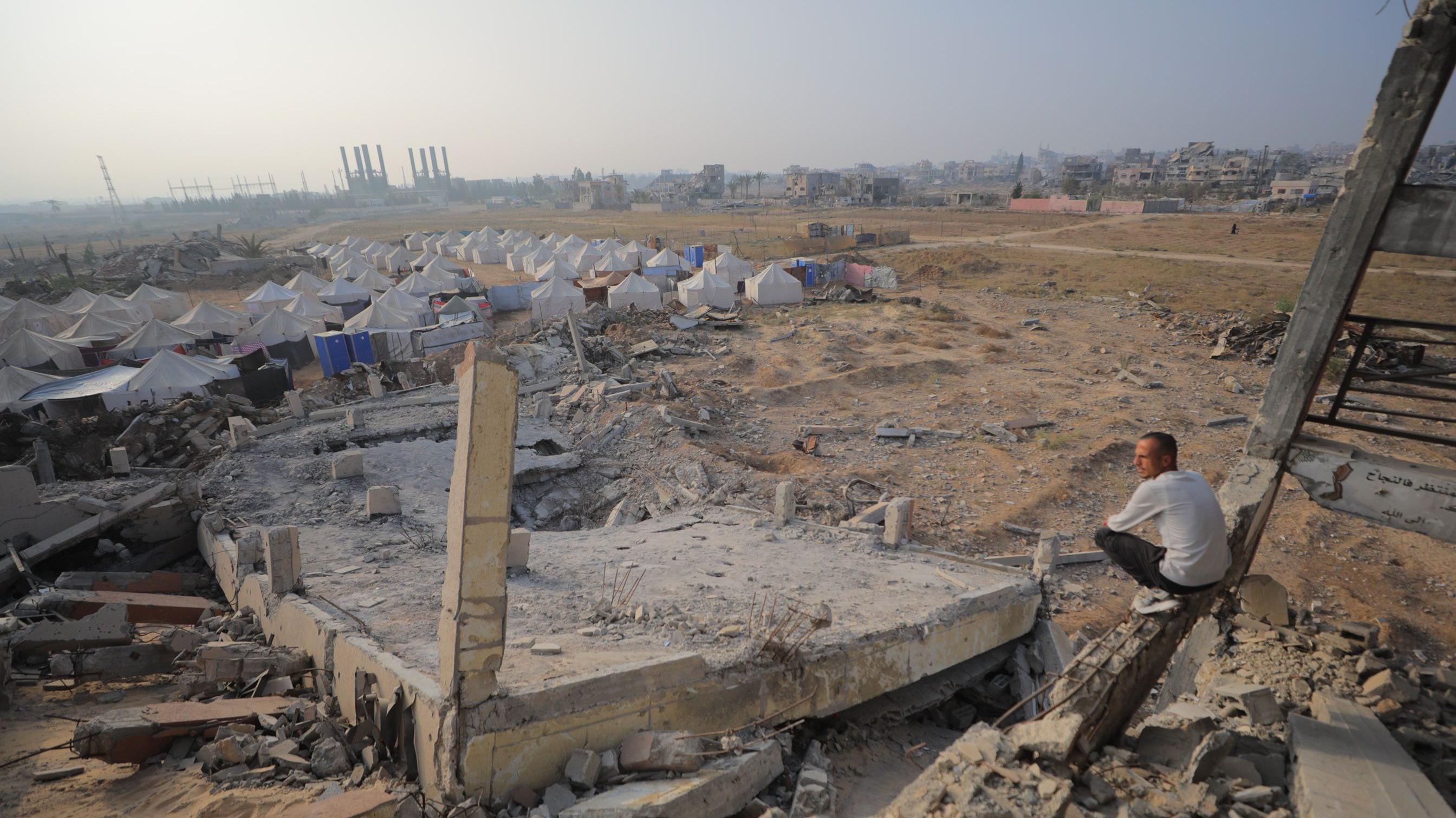 يكافح الفلسطينيون الذين دُمرت منازلهم جراء الهجمات الإسرائيلية من أجل البقاء على قيد الحياة في خيام مؤقتة شُيّدت فوق الأنقاض في منطقة المغراقة وسط غزة، في 9 نوفمبر/تشرين الثاني 2025.