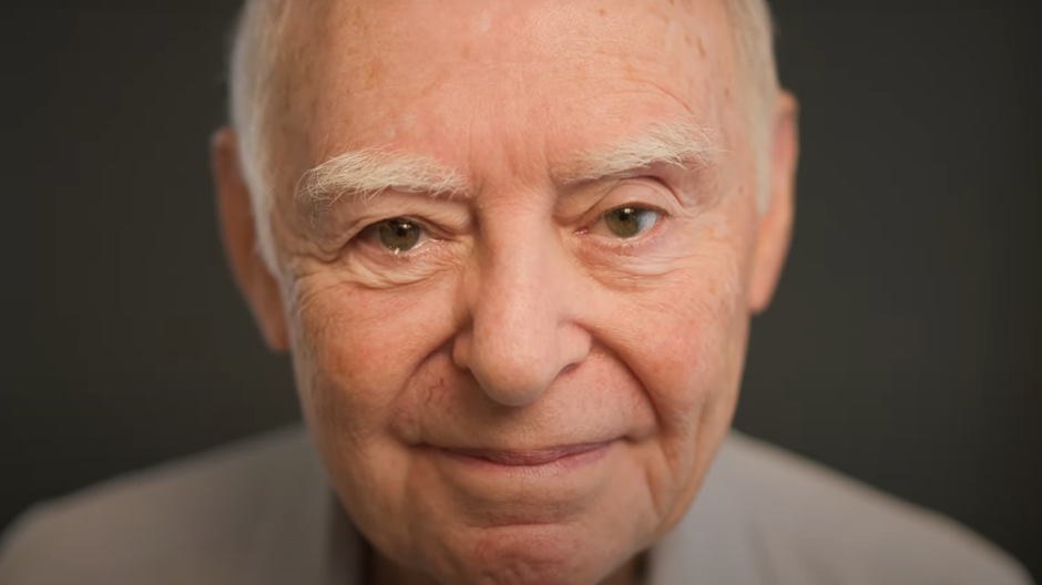 Rosto de Ralph Rehbock. Ele olha diretamente para a câmera