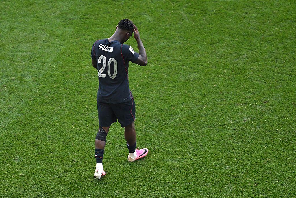 Folarin Balogun camina con la cabeza baja tras el partido de Estados Unidos y Bélgica.