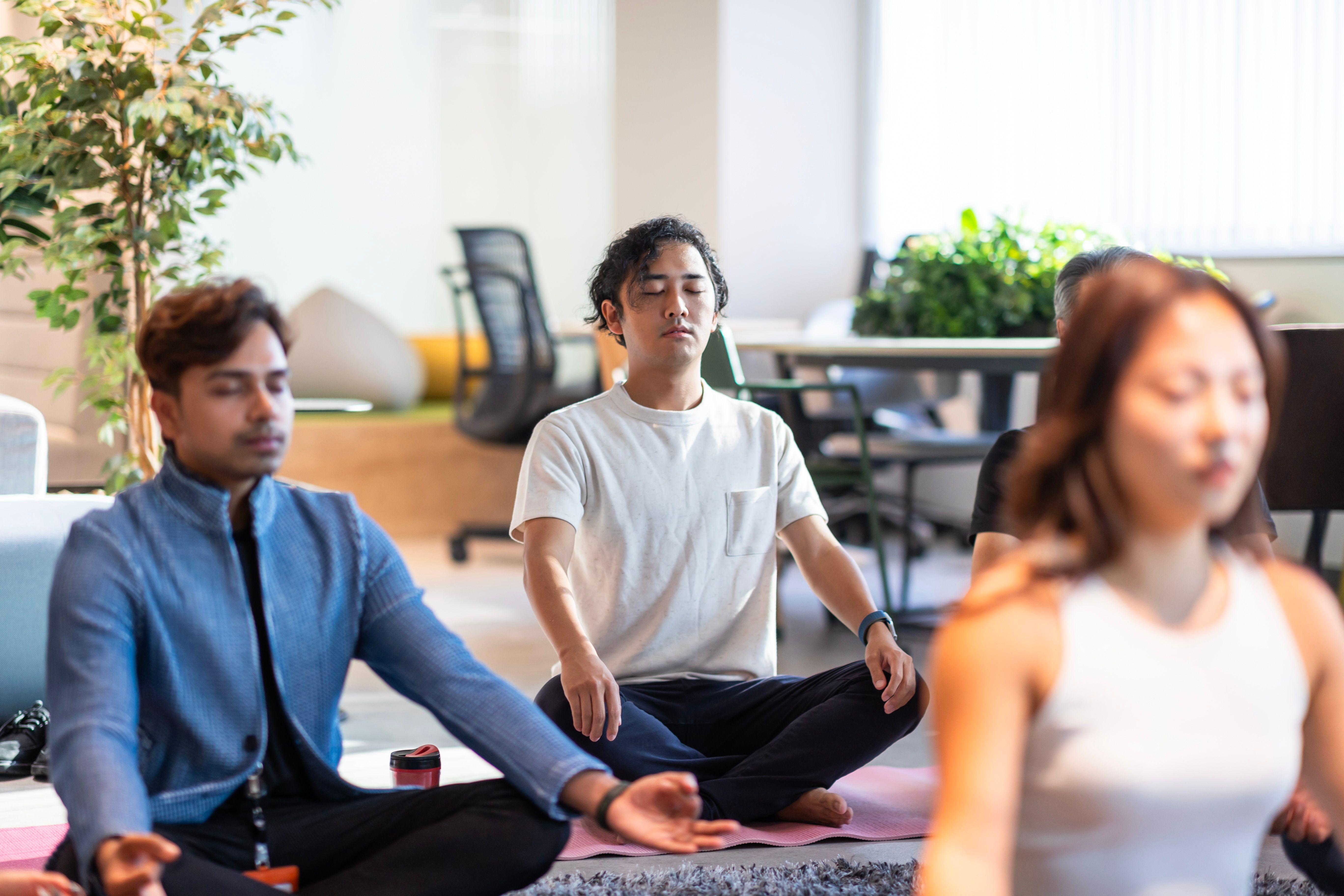 مجموعة تمارس التأمل في العمل